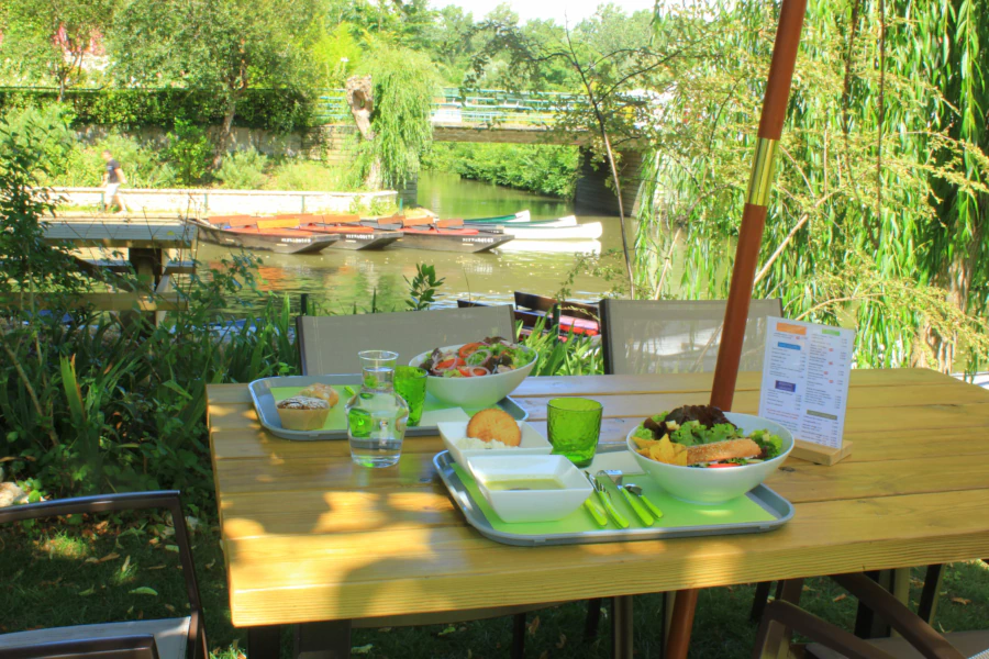 Balade en barque à l'embarcadère de la Venise Verte au Mazeau
